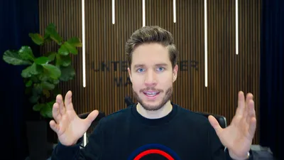 Podcast Host Christoph Lindemann erklärt mit klarer Körpersprache wie persönliche Entwicklung und Disziplin den Unterschied für deinen Erfolg in 2026 machen